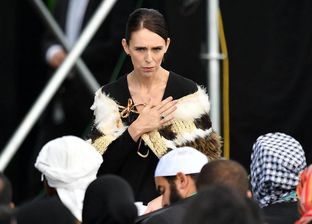 قبل صلاة الجمعة.. نيوزيلنديات يتزينَّ بـ"أحجبة ملونة" خلال تكريم ضحايا "هجوم المسجدين"