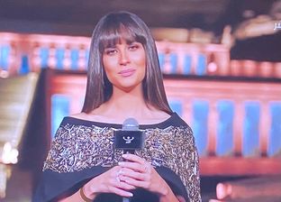 بأزياء فرعونية أنيقة.. مذيعات مصر يخطفن الأنظار بموكب طريق الكباش