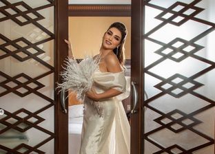 روجينا تتألق بالأبيض و«جيرب» زفاف في جلسة تصوير جديدة