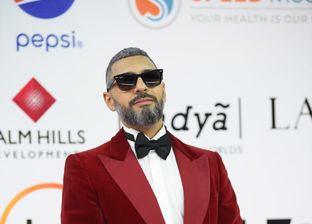 بدل غير تقليدية وألوان صاخبة.. إطلالات الفنانين الرجال في ختام «القاهرة السينمائي»