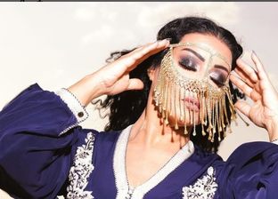 أحدث فوتوسيشن للفنانة سيمة الخشاب..قفطان أزرق ويشمك دهبي