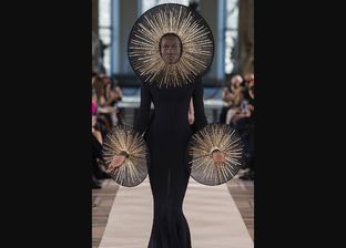 قطع مميزة وفريد في عرض أزياء ضمن أسبوع موضة باريس بتوقيع Schiaparelli