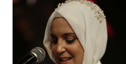 المغنية سلوى لورين تخطف الأنظار على المسرح بعد إنشاد «طلع البدر علينا» واعتناق الإسلام