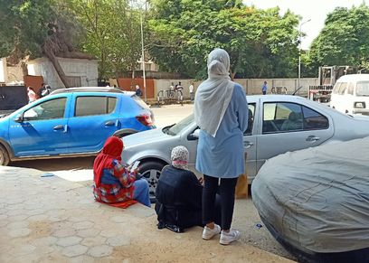 أمهات طلاب الثانوية العامة يجلسن أمام إحدى اللجان بمنطقة الدقي