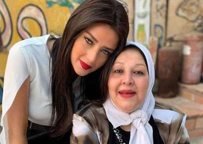 رضوى الشربيني ووالدتها الراحلة