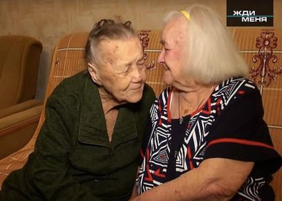 شقيقتان تلتقيان لأول مرة بعد 50 سنة من الفراق