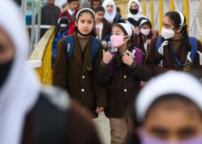 طلاب ذهابون إلى المدرسة