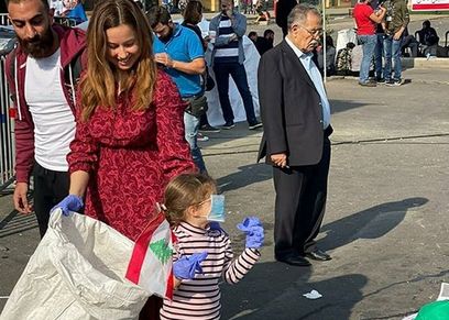 ريا أبي راشد مع طفلتها