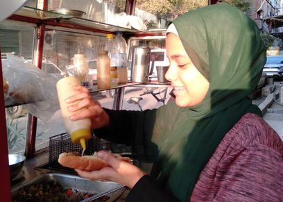 نور تبيع على عربة الكبدة