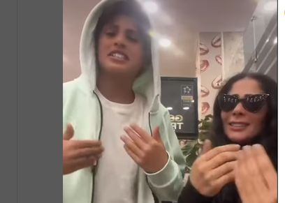 منى زكي والطفل عمر