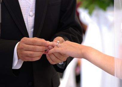 تعرض عروسان لحادث مروع في شهر العسل