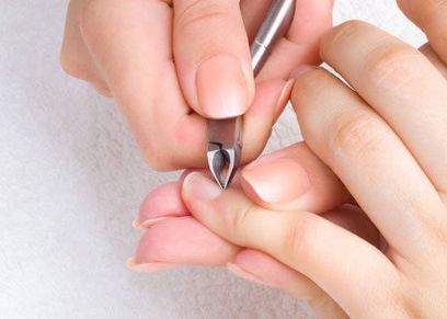 إزالة نتوءات الأظافر