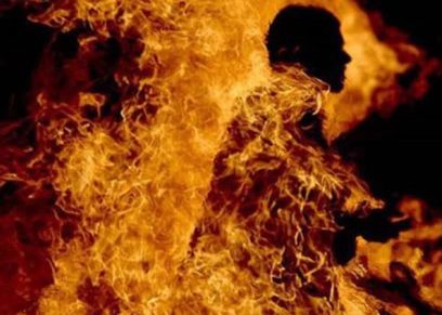 سيدة تحرق نجل زوجها بالبنزين بسبب تحرشه بها