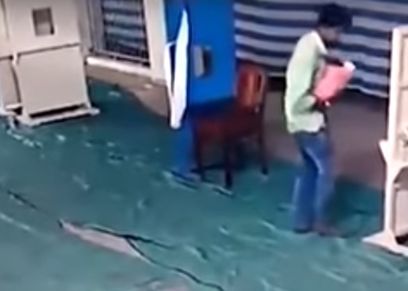 أب يتخلى عن ابنه الرضيع بعد 3 أيام من ولادته برميه في الشارع