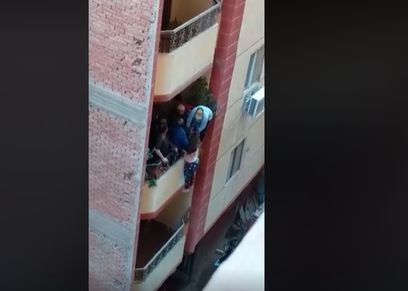 بعد محاولة انتحارها.. «سيدة البلكونة» تكشف القصة الكاملة: «بيذلني بعيالي.. وأخت جوزي راجل البيت»