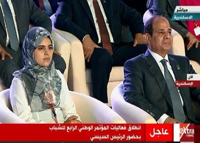 الرئيس السيسي وبجواره الطالبة مريم فتح الباب