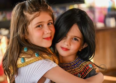 روز ومريم بالزي الفرعوني