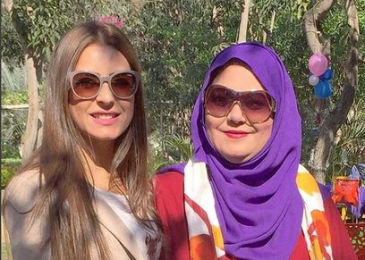 ريهام أيمن ووالدتها 