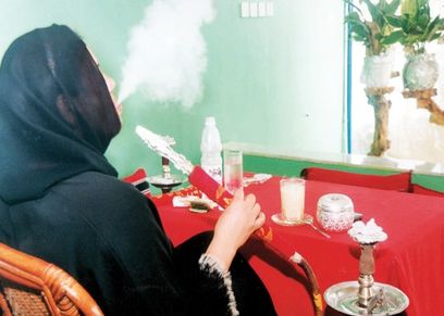 نساء يدخن شيشة