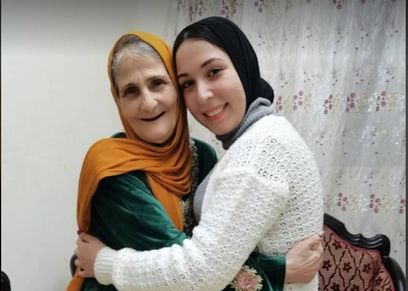 السيدة حمدية وحفيدتها جهاد