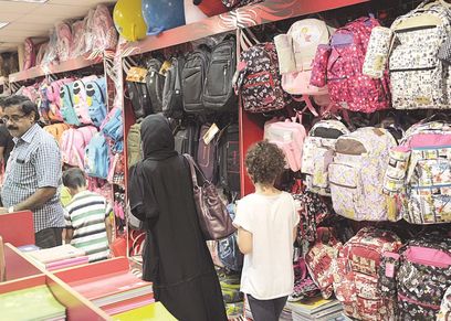 لغلاء اسعار الشنط المدرسية أمهات اتجهن إلى القديم..