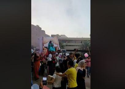 زفة على جمل في شوارع بولاق