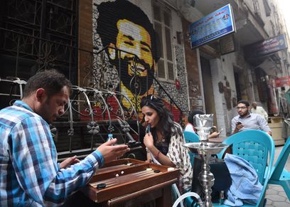 فتيات في الكافيهات