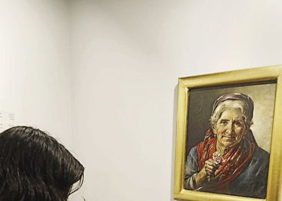 «تقى» ترسم إحدى لوحاتها