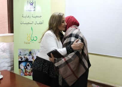 رئيس جمعية رعاية أطفال السجينات مع إحدى الغارمات