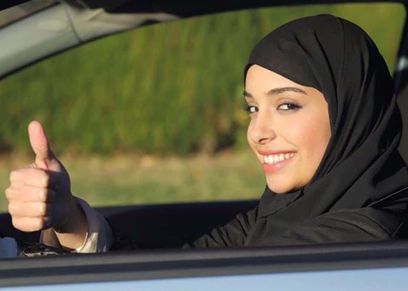النساء يتعلمن قيادة السيارة في الأنبار