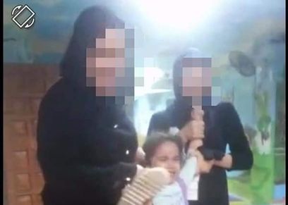 صورة من الفيديو اثناء مقاومة الطفلة