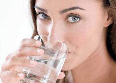 7 فوائد صحية عند شرب المياه على معدة خاوية