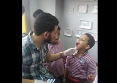 ضحكتهم بالدنيا حملة للكشف على طلاب المدارس