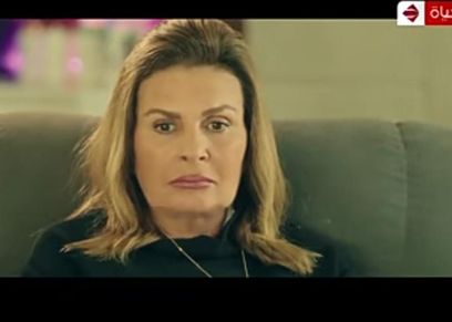 الفنانة يسرا