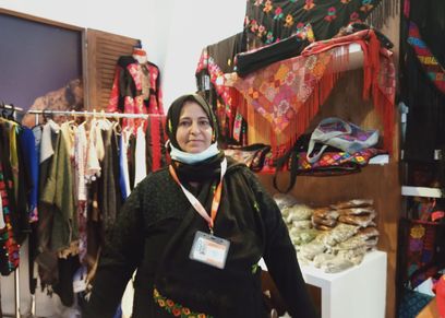 صحاب المنتجات السيناوية المعروضة لأول مرة بمنتدى الشباب بعد لقاء الرئيس