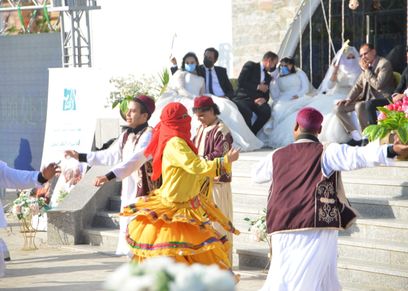 جانب من حفل زفاف جماعى بارتداء الكمامات للعرايس والعرسان فى متنزه كليوباترا بمرسى مطروح