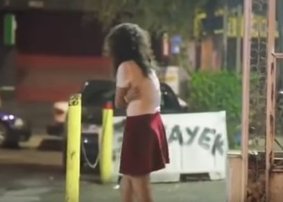 بالصور| فيديو يظهر ردود فعل الناس على فتاة مغتصبة: لبسها السبب