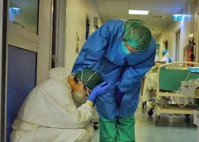 أطباء يشعرون بالتعب بسبب العمل طوال اليوم