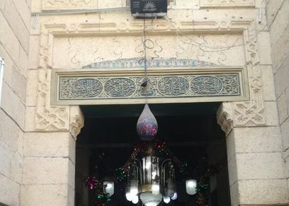 تدافع السيدات عند مدخل مقام السيدة زينب