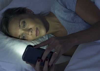 منها وضع الهاتف قرب الرأس..4 عادات سلبية شائعة تدمر نومك الصحي