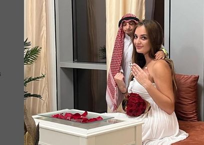 اليوتيوبر السعودي عزيز الأحمد وصديقته- تعبيرية