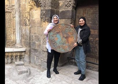 مروة مسعود ونانسي رجاء أصحاب كشروع الأثاث على شكل عملات معدنية قديمة