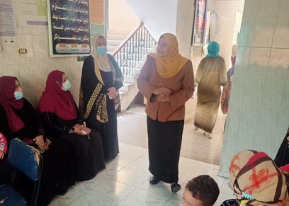 الرائدة الريفية سميحة في إحدى وحدات طب الأسرة