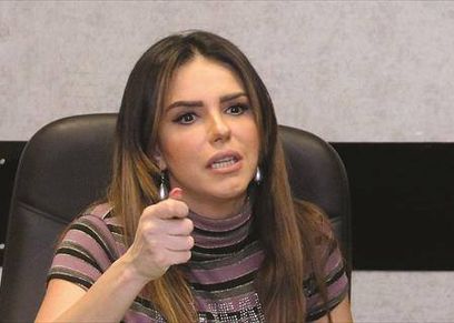 الفنانة دنيا عبد العزيز