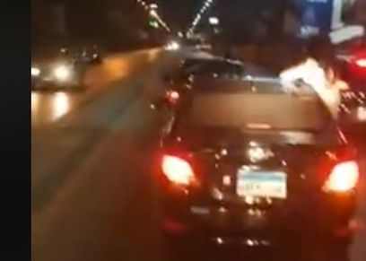 بالفيديو| مجموعة شباب وفتيات يغلقون كوبري 15 مايو لإجراء تحدي