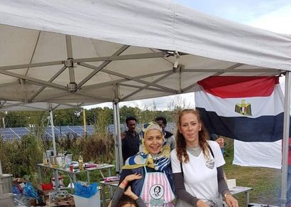 صورة آلاء وابنتها وإحدى ضيفاتها
