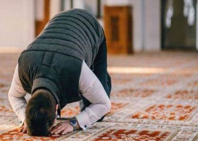 هل تصح صلاة من يرتدي قميصًا دون أكمام