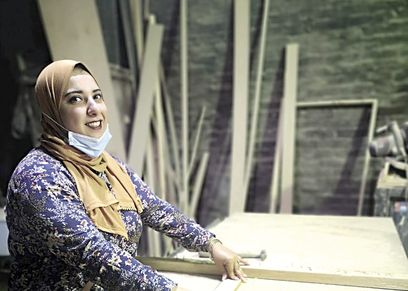 «عهود» داخل ورشة النجارة الخاصة بهما فى الهرم
