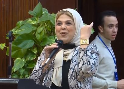 الدكتورة شيرين غالب خلال كلمتها للطالبات