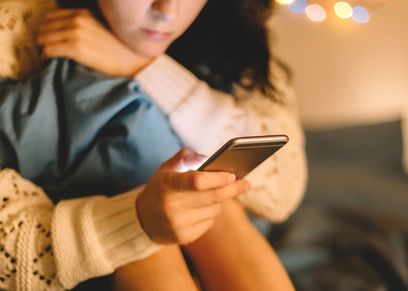 دراسة توضح خطورة الهواتف الذكية على السيدات